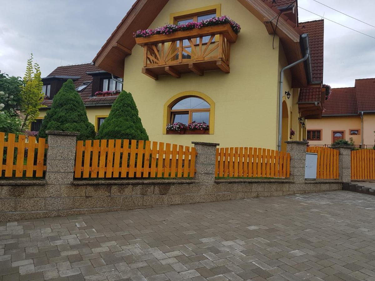 Appartamento Zlty Dom Vrbov Esterno foto