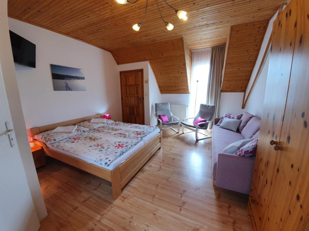 Appartamento Zlty Dom Vrbov Esterno foto