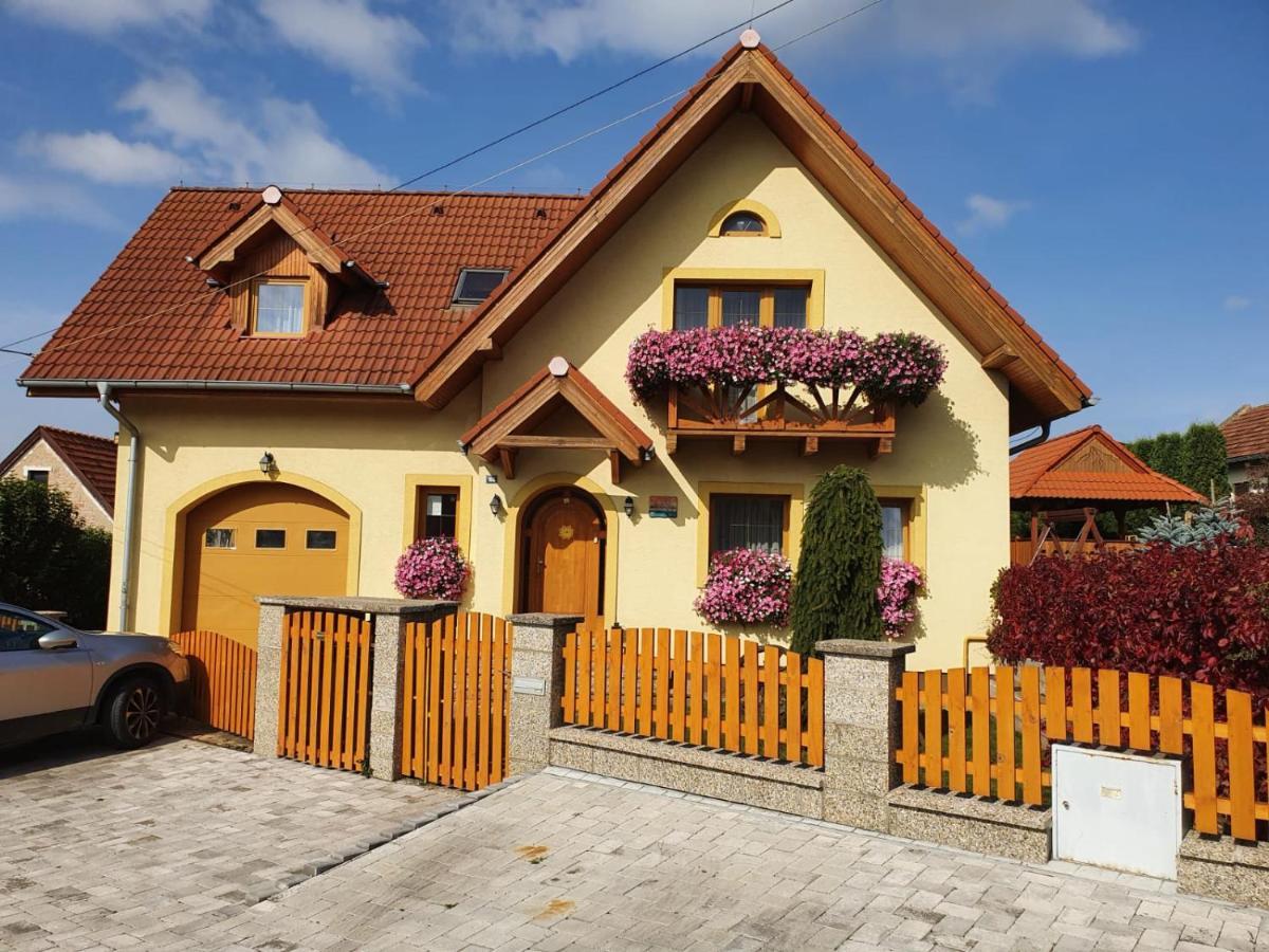 Appartamento Zlty Dom Vrbov Esterno foto