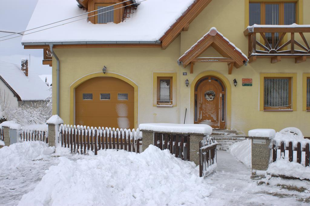 Appartamento Zlty Dom Vrbov Esterno foto